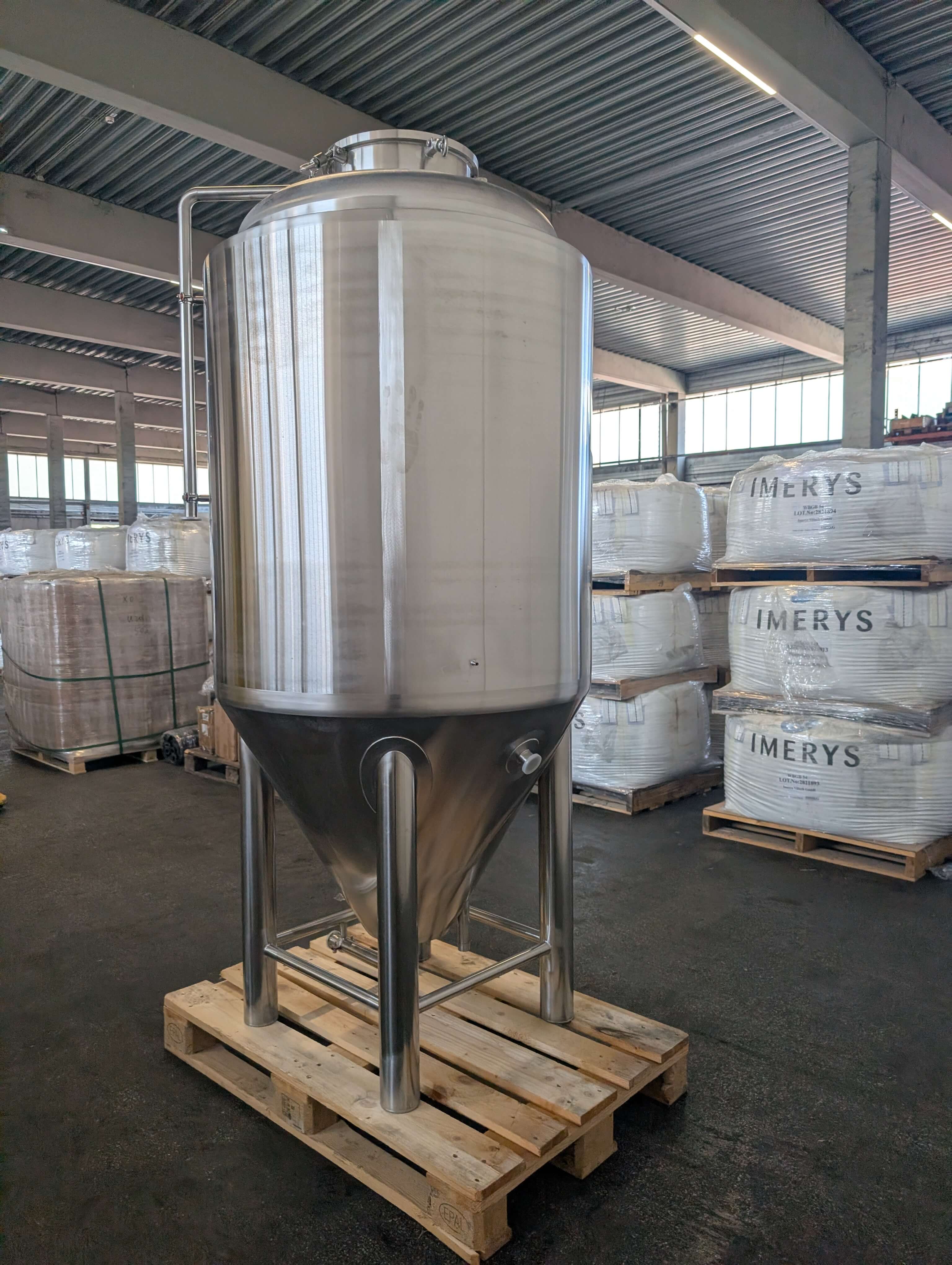 Komplette Rückansicht des 500L Edelstahl Gärtanks auf einer Palette in der Brauereihalle.